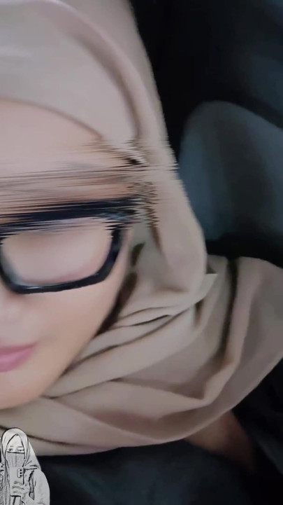 Călărire interzisă pe bancheta din spate, fată transpirată cu voal hijab brut futută de șoferul închiriat și are spermă în față - Minokiiko | Clip 1