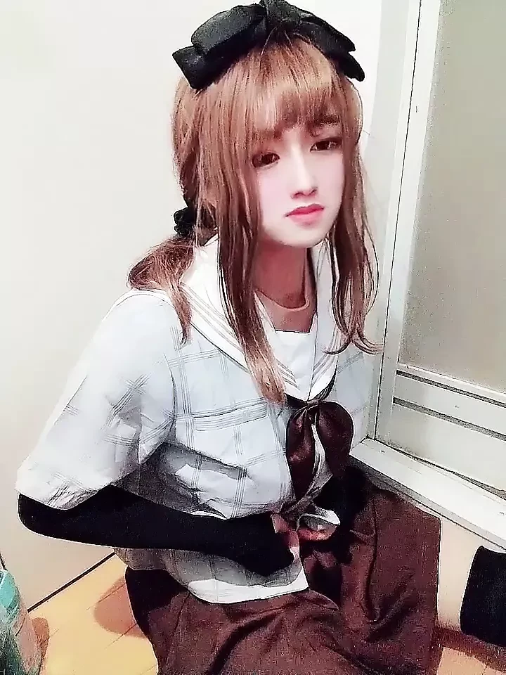 Japansk crossdresser onanerar med skolflicka cosplay part1