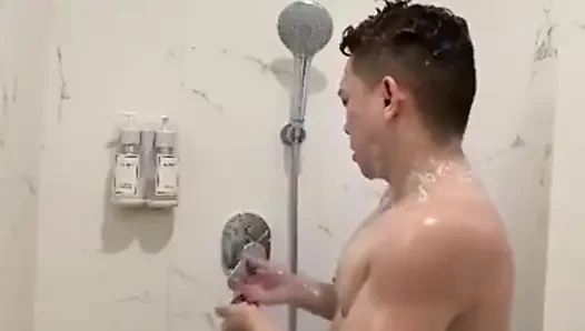 Filipinli kaslı twink otel duşunda sert yarağını patlayana kadar okşuyor