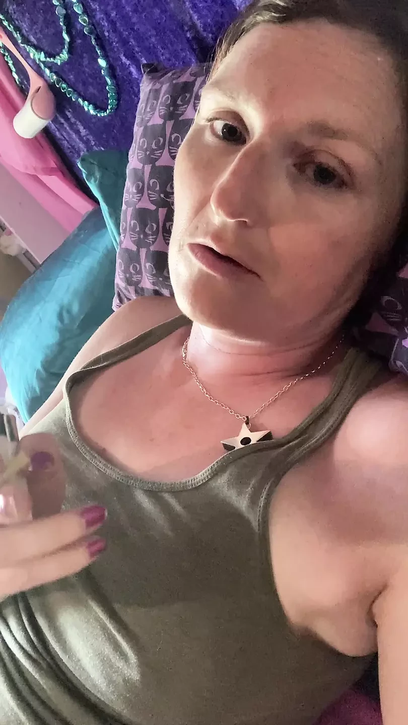 Super wet, sweaty, squirty wank with Rachel Wriggler after going to the loo leaves her horny as hell!