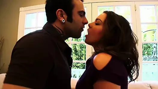Natasha Nice kendi büyük göğüslerini emerken derinden sikiliyor