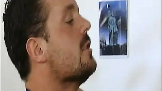 Brünette deutsche heiße mutter mit dicken möpsen reitet dicken schwanz im retro