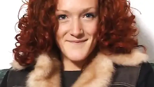 Sevimli kızıl saçlı kız aşk deliğini parmaklıyor