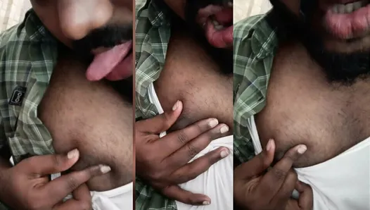 Un băiat indian suge țâțele curvei Mallu Kerala - apăsare și lins