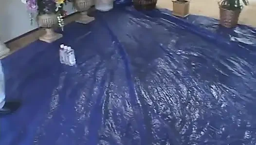 Süße kleine nymphomanin will eingeölten schwanz in ihrem arsch