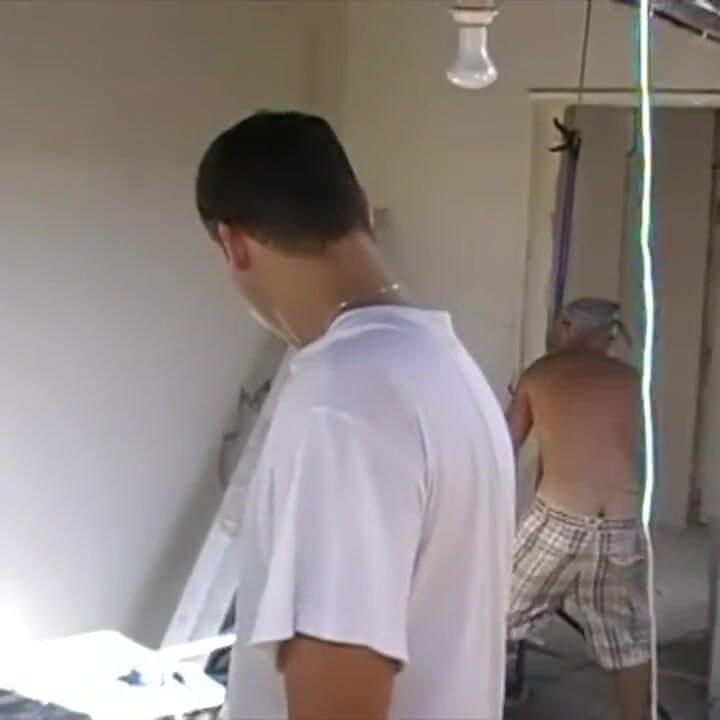 Παίξτε με τις μπάλες και τα αθλητικά παπούτσια ενός στρέιτ φίλου εργάτη