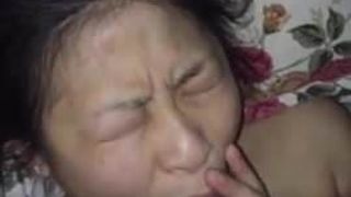 Une soubrette asiatique se fait baiser par la bouche