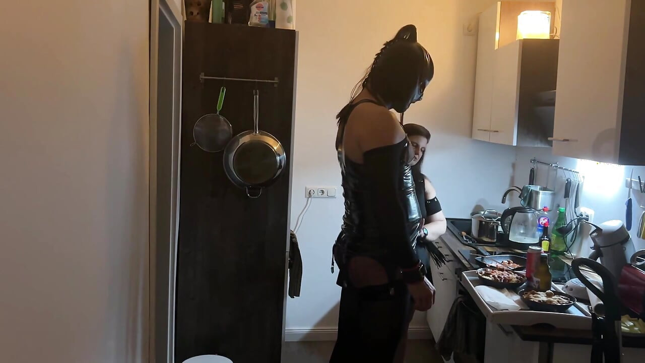 Rencontre coquine dans la cuisine : une bombasse fétiche domine son ami