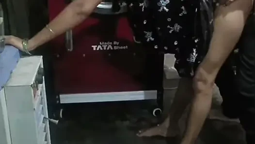İki kişi, koca kayınbiraderi, bir kız, iki erkek, üçlü Hintçe ses