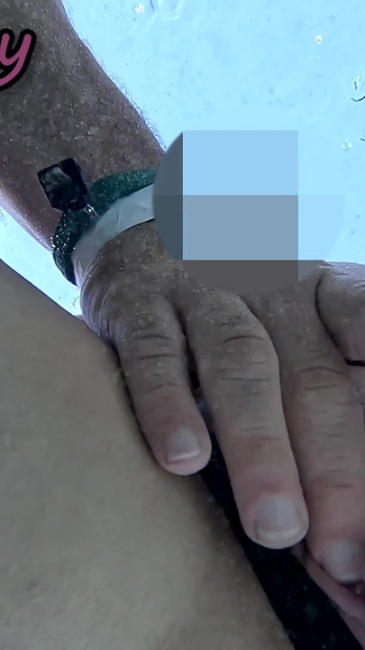 وميض كس بلدي أمام طالب في حمام السباحة ومساعدتي على العادة السرية - إنه أمر محفوف بالمخاطر مع الناس بالقرب منهم