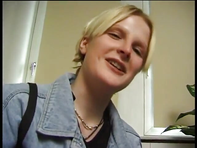 فتاة لطيفة تفرك بطتها