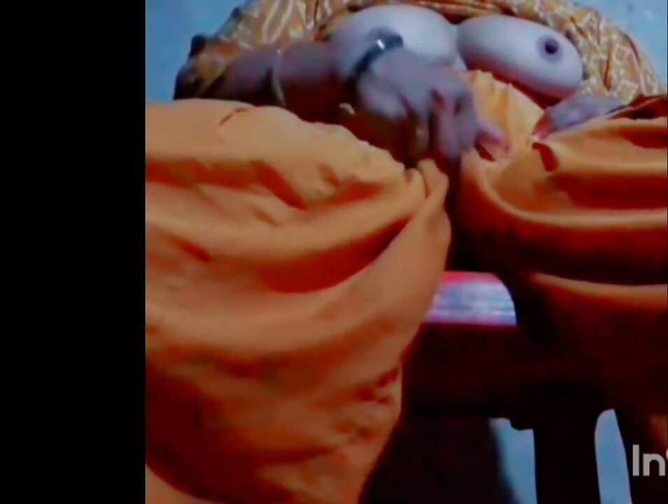 O femeie singură care se masturbează cu multă pasiune.