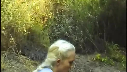 Geiles schätzchen stöhnt, als eine riesige stange im freien in ihre muschi penetriert