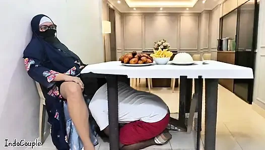 Учительница мусульманской школы в хиджабе идёт на свидание со звёздами