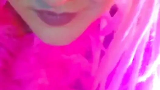 Elimde boşal ve küçük kadın kılıklı bir kaltak gibi sürtün