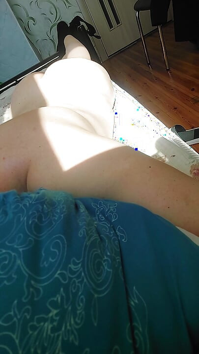 Όμορφο ξανθό φυσικό σώμα από χαριτωμένο λευκό θηλυκό σώμα