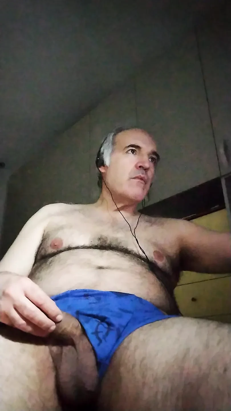 Αυνανίζομαι τον πούτσο μου για δύο ώρες, τελικά χύνω
