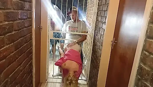 Selbst wenn ich geerdet bin, kann mich mein stiefvater nicht davon abhalten, meinen freund zu ficken