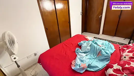 Teman sekamarku bertukar dengan boneka yelolyku yang lezat