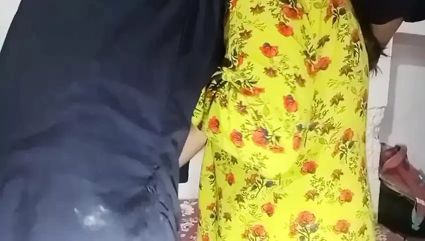 印度热 Bhabi 与继兄弟啪