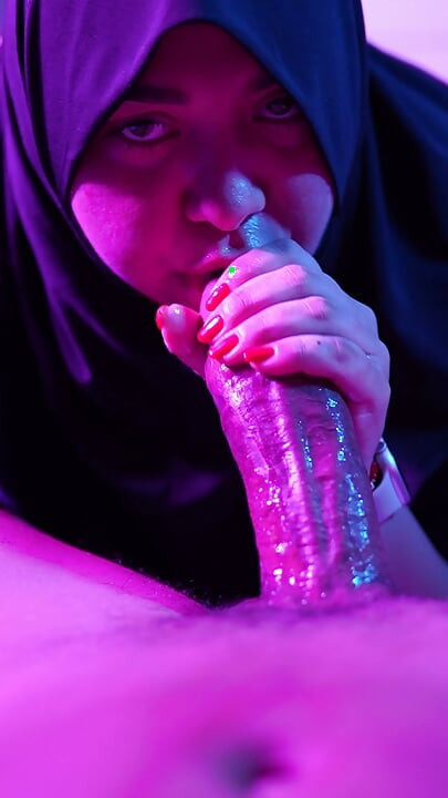 فتاة عربية مثيرة مقربة تمص عميق تابو
