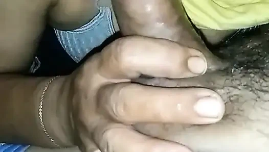 Tesettürlü arkadaş evli kadın sakso çekiyor