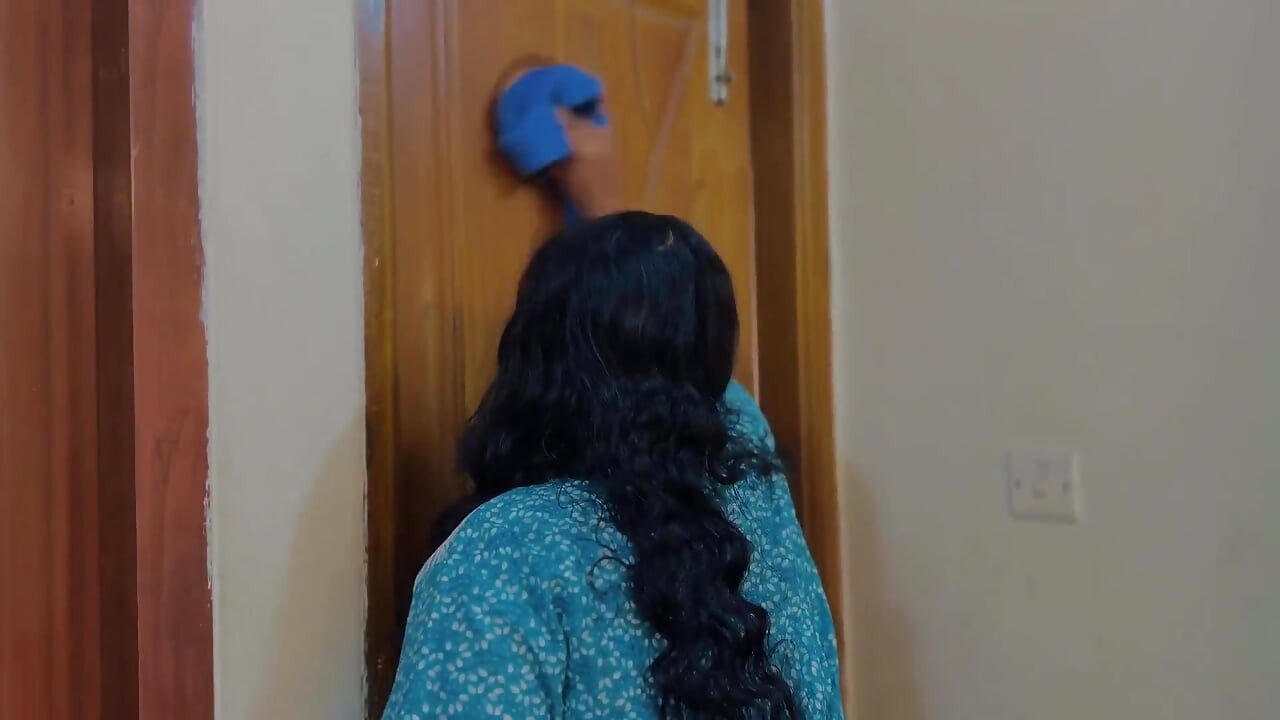 Stor rumpe arabisk muslimsk hushjelp som vasker rommet mitt, så ser jeg den enorme nakne rumpa hennes og starter handjob