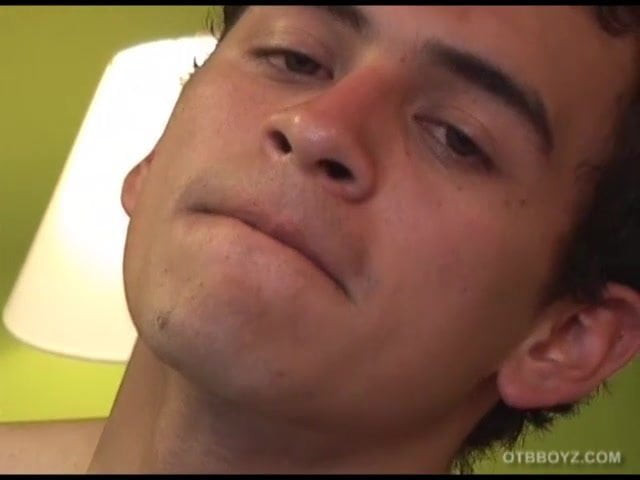 Jovencito latino damian se masturba