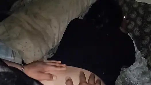 Üvey kız kardeşimle çabucak, kıyafetlerini giyiyorum
