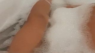 Junge masturbiert in der Badewanne