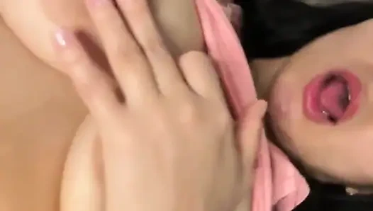 Büyük göğüsler pembe-latin sıkı ve devasa vajinasını sıçratıyor