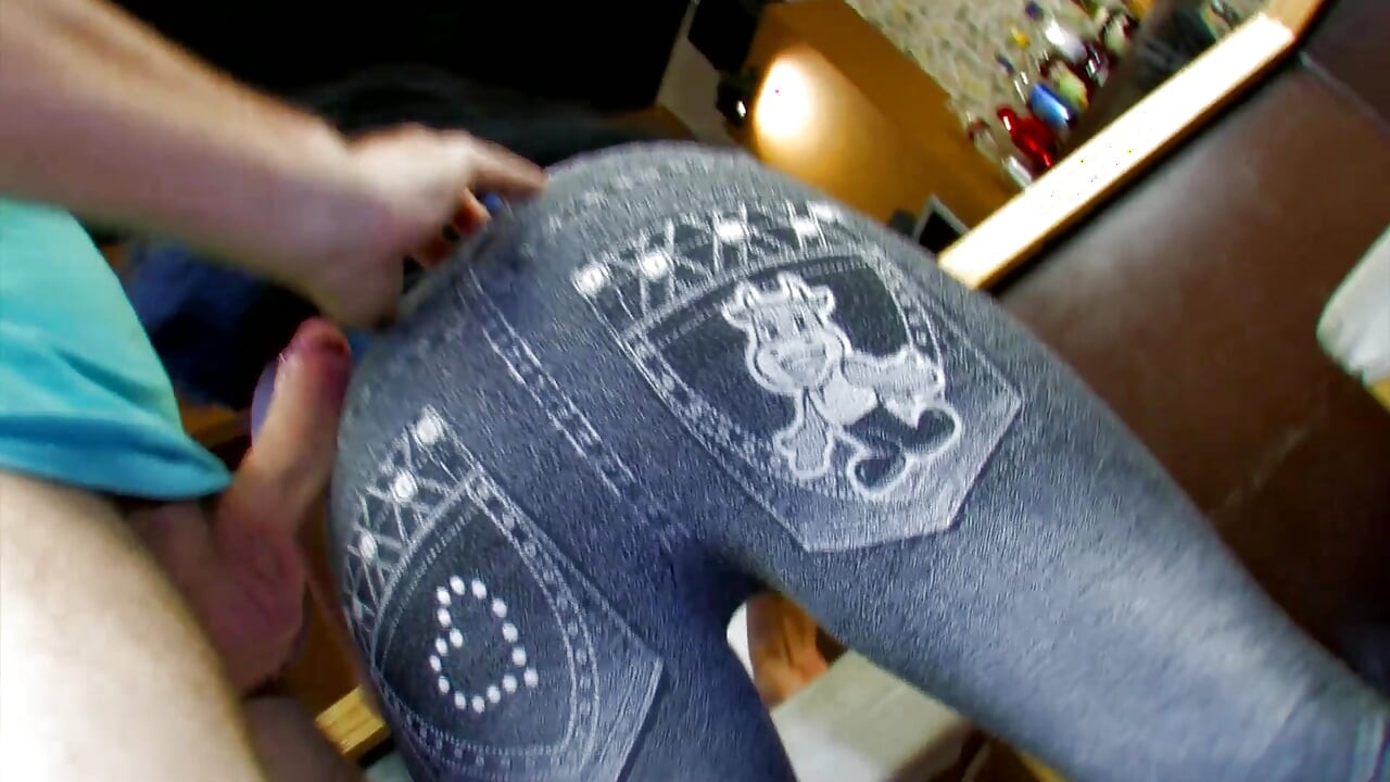 Brineta s guzicom koja oduzima dah puši tvrdi kurac