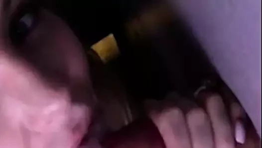 Η καυτή ξανθιά γυναίκα του Smokin φυσάει αγνώστους στην τρύπα της δόξας