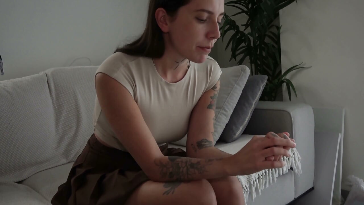 Chị kế tôi nhờ tôi làm một video hậu môn cho khách hàng của cô ấy...