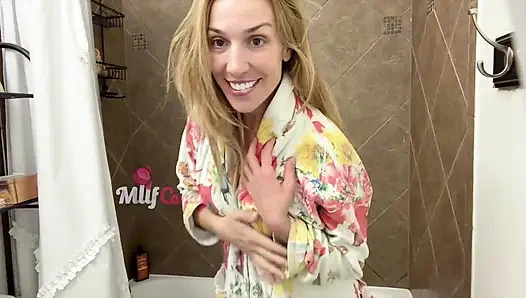 Alexia Holly перед камерой в душе