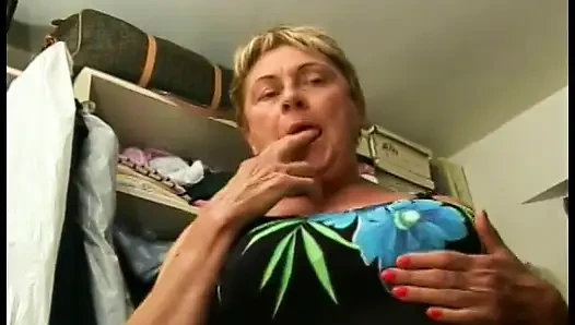 Eine große oma steckt einen schwanz in ihren mund und wichst einen typen