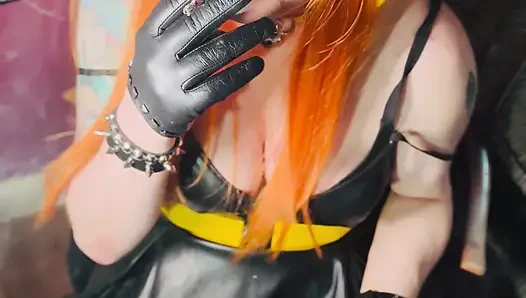 Rothaarige Tina Snua raucht 2 Zigaretten zur zeit mit einem Lederkleid und handschuhen