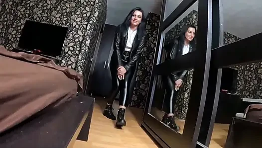 Siyah deri ceket ve parlak pantolonlu am frikiği azdırıyor, gırtlağına kadar alıyor ve deriye boşalıyor