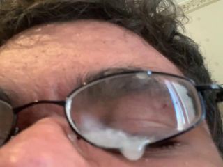 Gruba, lepka, śmierdząca sperma na moich wąskich metalowych okularach.
