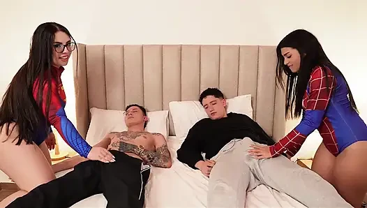 Meine FANTASIE WIRD WAHR: QUARTETT MIT ZWEI SUPERHELDINNEN UND MEINER BESTEN FREUNDIN