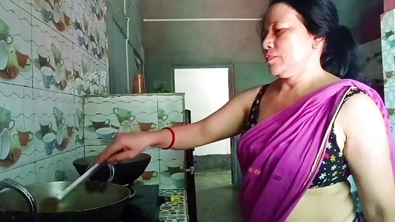 🥶Cumnata singură face sex cu băiatul care face livrări pentru că soțul ei este plecat din India