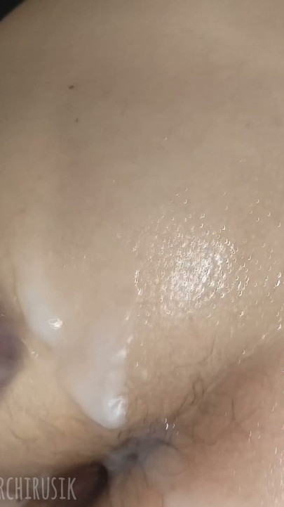 Młody twink zadławił się wielkim kutasem tatusia i wziął jego gorącą spermę w piękny tyłek! | Klip 3