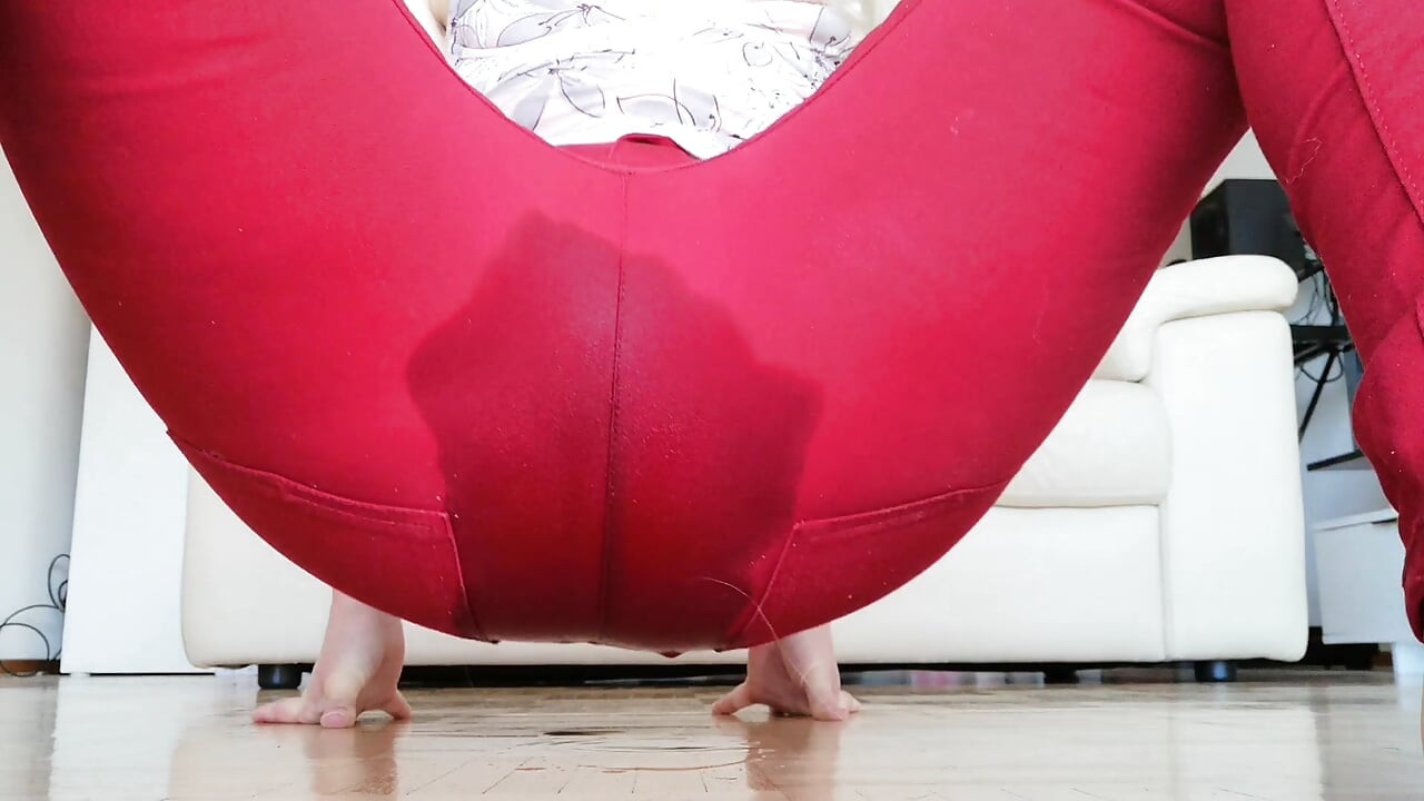 Mojado: Gran Botín Y Jeans Rojos Ajustados