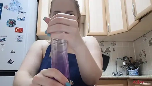 Ты хочешь заполнить мне рот и немного поиграть со мной?