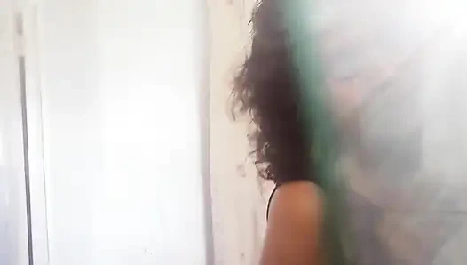 Пытаюсь помыть обнаженное тело моего свекры