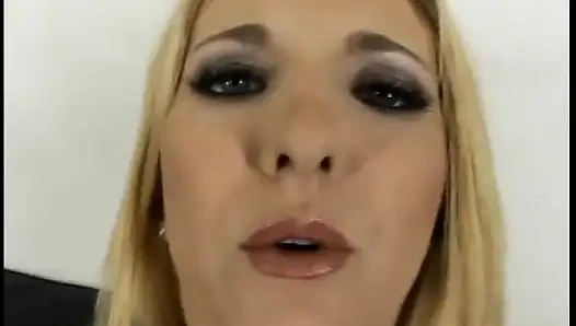 Azgın yarak emiyor sarışın sürtük ıslak amına yarak alıyor