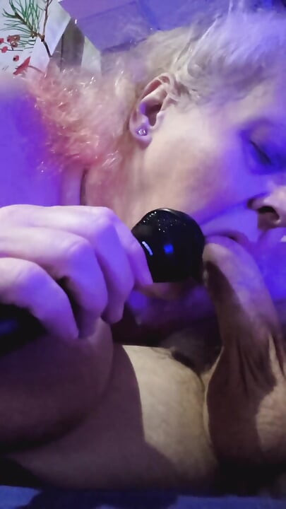 Asmr fuerte follando su coño en perrito orgulloso