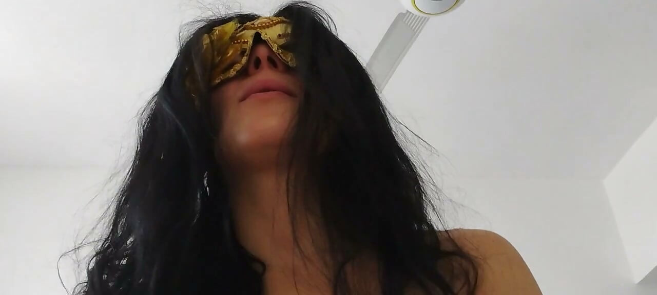 Elle caresse sa chatte crémeuse jusqu’à l’orgasme sur sa bite