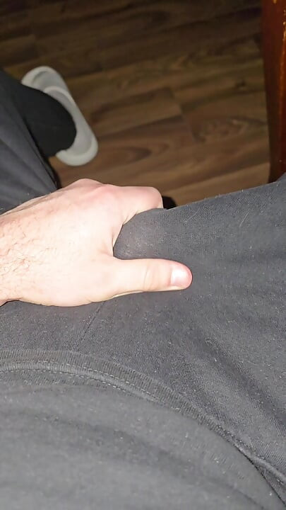 支配的な紳士が硬いチンポの膨らみを撫でるハメ撮りをからかう