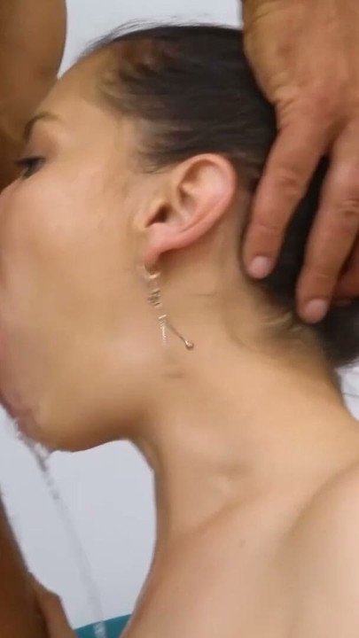 Phục tùng khuôn mặt dễ thương của con điếm được sử dụng để làm cứng sâu | Đoạn video ngắn 1